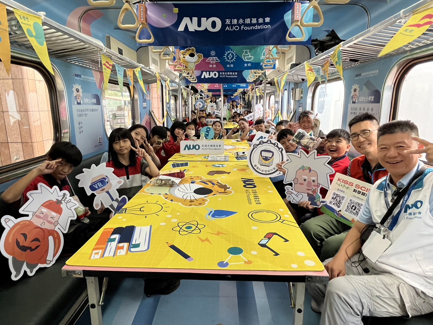 PA视讯永續基金會參與「臺灣科普環島列車」，設計基礎科學車廂課程，以「淨零碳排和永續能源」為主題，讓學生透過創意實驗認識淨零知識，以及思考生活中的減碳行為