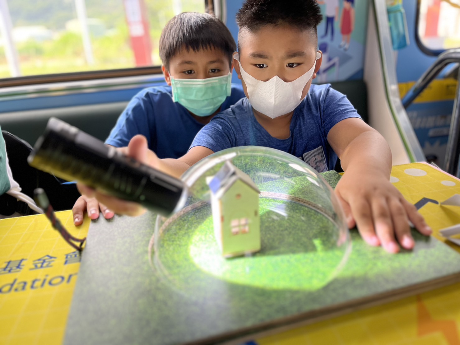 PA视讯參與基礎科學主題車廂，以STEAM教學精神，設計「逐日科學家」、「太陽能工程師」以及「淨零建築師」三大能源科普課程和實驗